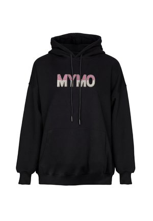 Sort hættetrøje med frontlomme og snørre, med teksten "MYMO" i hvid og lyserødt ternet mønster på brystet.