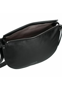 Borsa a tracolla in pelle nera con una superficie liscia, dotata di una chiusura con zip e una tasca interna, design minimalista e un marchio discreto.
