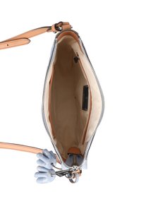 Borsa a mano blu chiaro con un esterno testurizzato, dettagli in pelle, un interno beige spazioso e chiusura a zip. Presenta un manico decorativo.