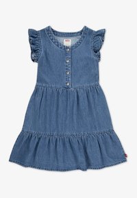 Robe en denim avec manches courtes à volants, devant boutonné, et jupe à étages. Couleur bleu clair avec une texture douce et des détails de couture subtils.