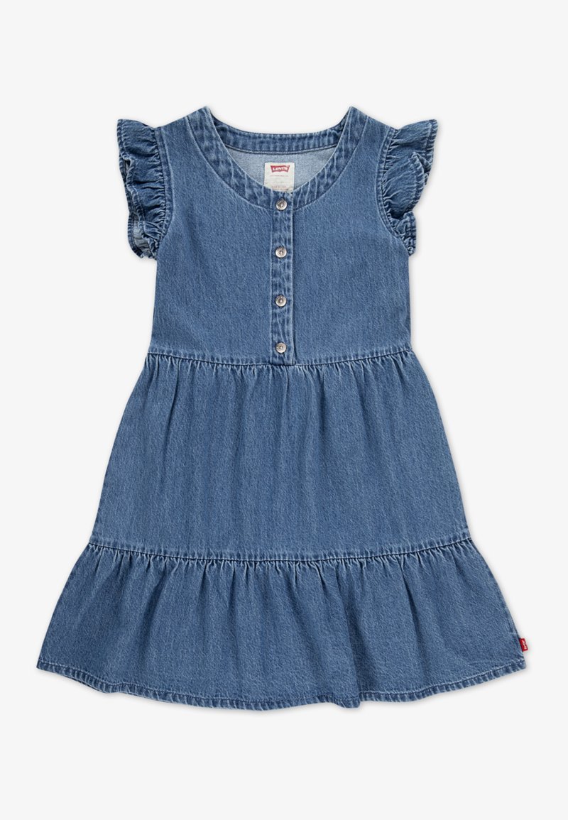 Robe en denim avec manches courtes à volants, devant boutonné, et jupe à étages. Couleur bleu clair avec une texture douce et des détails de couture subtils.