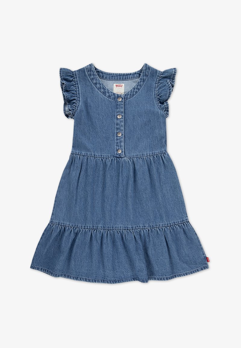 Robe en denim avec manches courtes à volants, devant boutonné, et jupe à étages. Couleur bleu clair avec une texture douce et des détails de couture subtils.