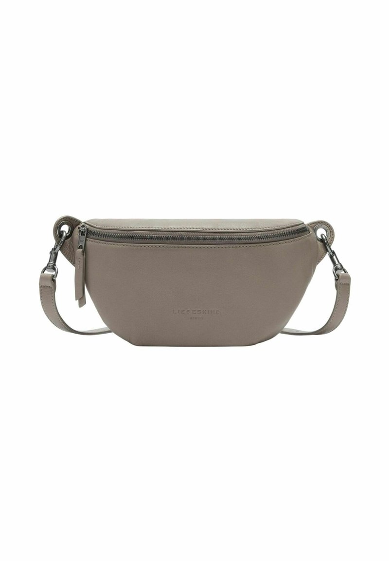 Borsa a tracolla in pelle grigia con forma curva, chiusura con zip e tracolla regolabile. Presenta il marchio impresso sul davanti. Texture liscia.