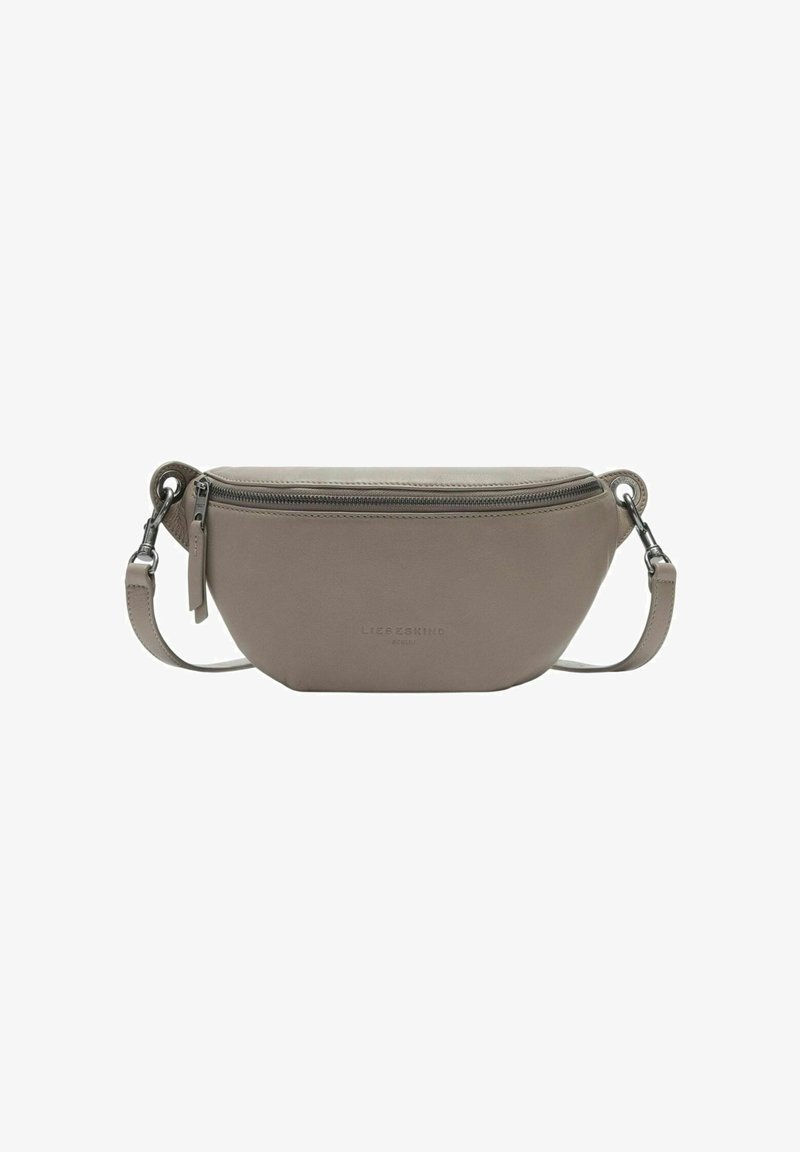 Borsa a tracolla in pelle grigia con forma curva, chiusura con zip e tracolla regolabile. Presenta il marchio impresso sul davanti. Texture liscia.