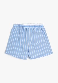 Ljusblå randiga shorts med resårmidja, vit volangkant och en bakficka. Tillverkade av mjukt tyg.