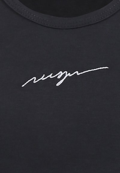 T-shirt nera con colletto rotondo, caratterizzata da un discreto dettaglio ricamato in bianco sulla parte anteriore. Materiale in cotone morbido.