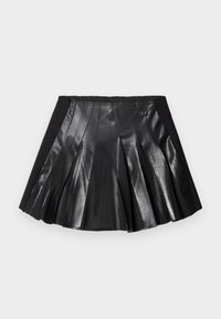 Juoda klostuota sijonėlis su blizgančia odine priekiu ir vientisu juodu liemeniu su mažu metaliniu akcentu. Tekstūruoti odos skydeliai pabrėžia dizainą.