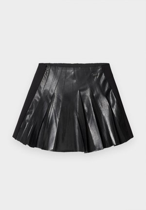 Zwarte plooirok met een glanzende leren voorkant en een effen zwarte tailleband met een klein metalen accent. Gestructureerde leren panelen versterken het ontwerp.