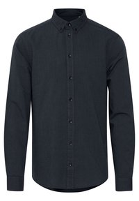 Camisa de color gris oscuro con botones al frente, mangas largas, cuello con solapas y botones negros. La tela es suave con una textura sutil.
