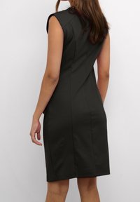 Knee-length, figurerad klänning i mörkgrått tyg med korta ärmar, subtila sömmar och en slät yta. Inga synliga mönster eller dekorationer.