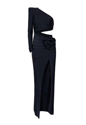Haljina tamnoplave boje s jednim rame, prilagođenog kroja, nabranom teksturom i dekorativnom ružom u struku; ima visoki prorez do bedra.