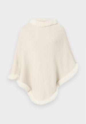 Cremfarbener Strickponcho mit Kunstfellbesatz am Kragen und Saum, vor einem schlichten Hintergrund präsentiert.