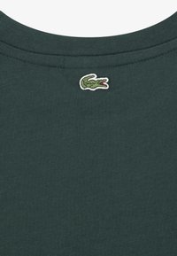 Lacoste MULTI CROCO TEE - T-shirts med print - sinople