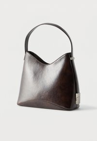 Σκούρα καφέ δερμάτινη τσάντα χειρός με καμπυλωτό άνω άκρο, έναν λουρί και ασημένιο ορθογώνιο κούμπωμα στο πλάι, στέκεται πάνω σε λευκό φόντο.