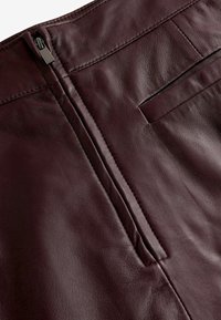 Next REGULAR FIT - Leren rok - berry red
