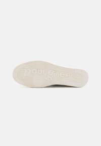 Fehér gumitalp, textúrált tapadással és dombornyomott "paul green" logóval. Sima felület, hullámos mintázattal a tapadás érdekében.