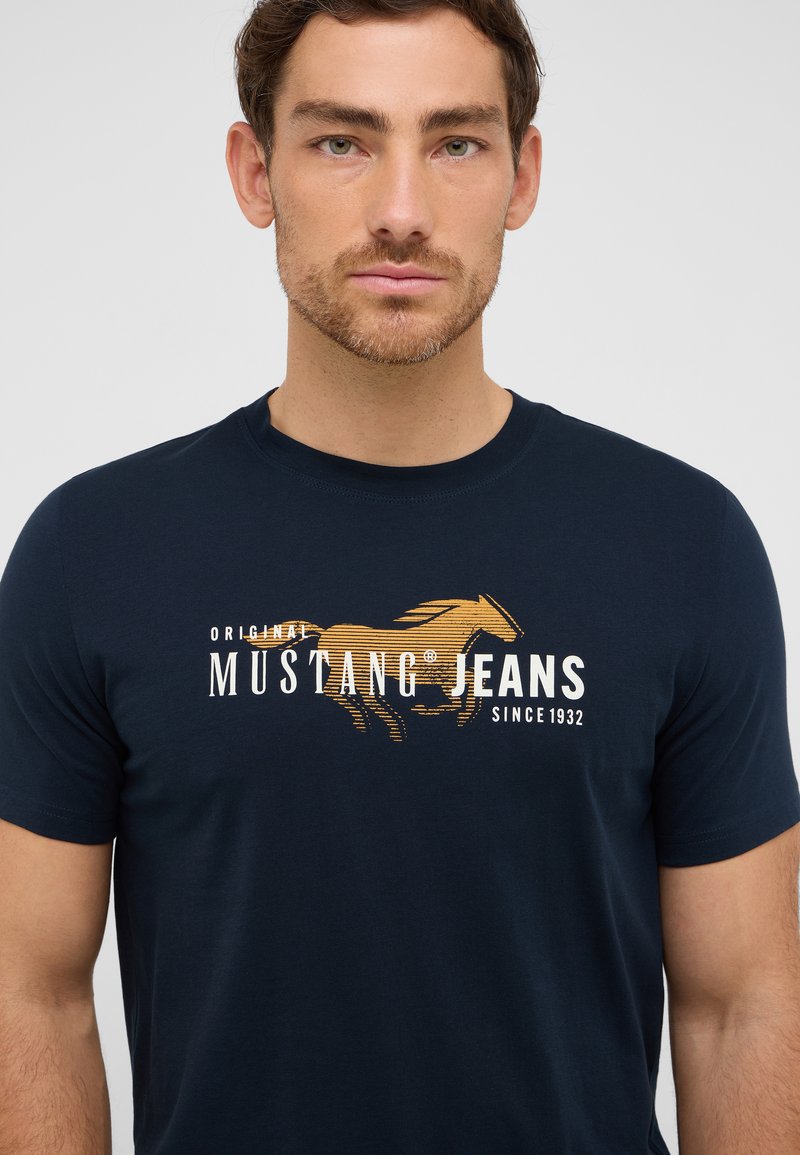 Camiseta Mustang Hombre MUSTANG Camiseta Estilo Austin Para Hombre, Dress Blues 5334, 3XG Camiseta 3xl
