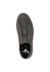 Sneaker grigio in suede con punta rotonda, lacci piatti e soletta imbottita. Presenta un logo sulla soletta e una suola in gomma testurizzata per una migliore aderenza.