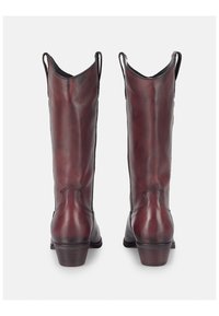 Lederstiefel bis zum Knie in tiefem Burgunderrot, mit einer glatten Textur und schrägen Oberteilen. Sie verfügen über einen stabilen Absatz und dezente Steppnähte.
