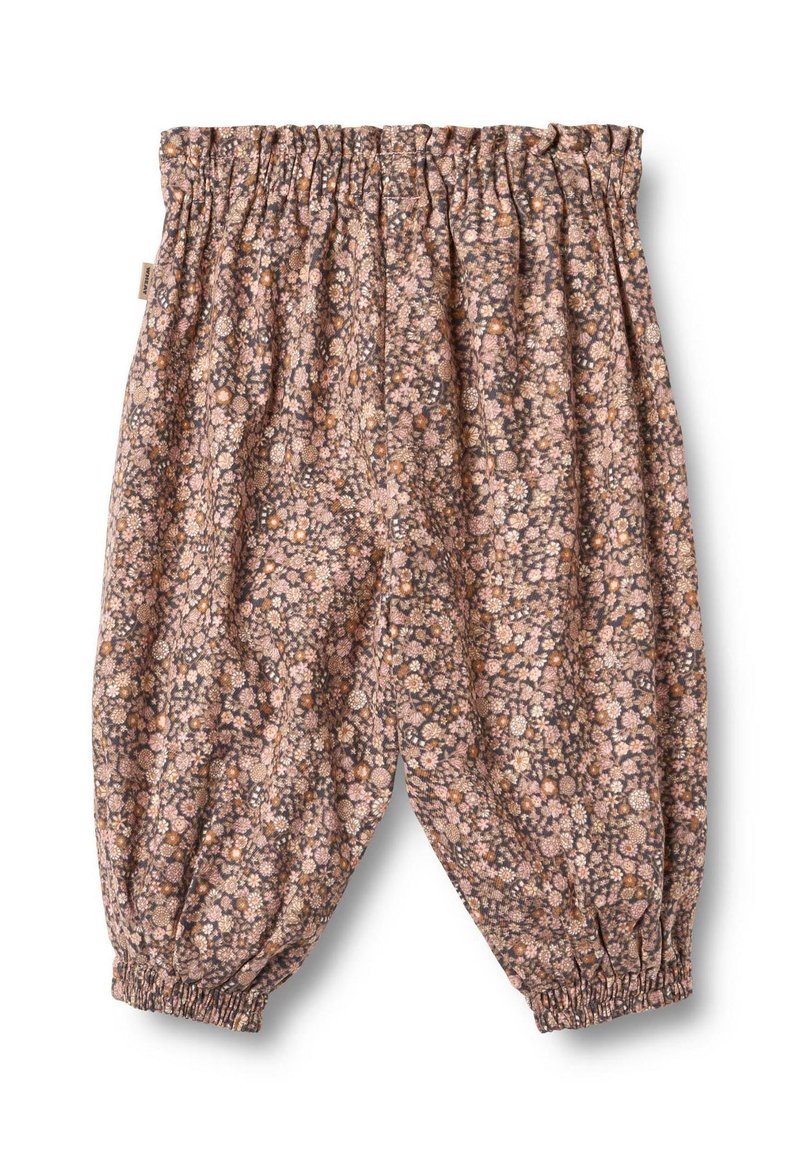 Spodnie w kwiatowy wzór z miękkiej tkaniny. Marszczona talia i mankiety tworzą sylwetkę w kształcie balonu. Kolory obejmują różowy, brązowy i kremowy.