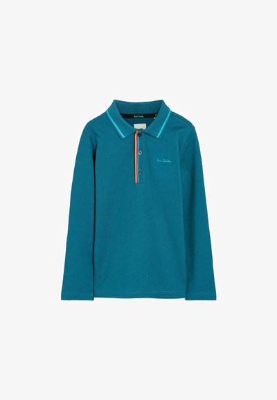 Tyrkysová polo košeľa s dlhým rukávom a golierom, s kontrastným pruhovaným detailom na zapínaní a vyšitým logom na hrudi.