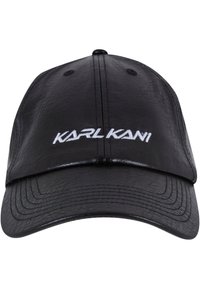 Cappellino da baseball nero realizzato in pelle sintetica, con la scritta bianca "KARL KANI" sul davanti, dettagli cuciti e visiera curva.