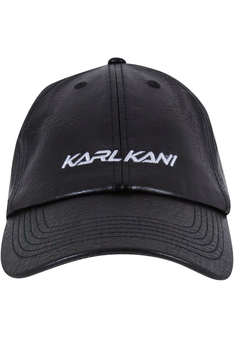 Cappellino da baseball nero realizzato in pelle sintetica, con la scritta bianca "KARL KANI" sul davanti, dettagli cuciti e visiera curva.