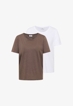 Deux t-shirts à manches courtes et col rond, un marron devant et un blanc derrière, présentés sur un fond uni.