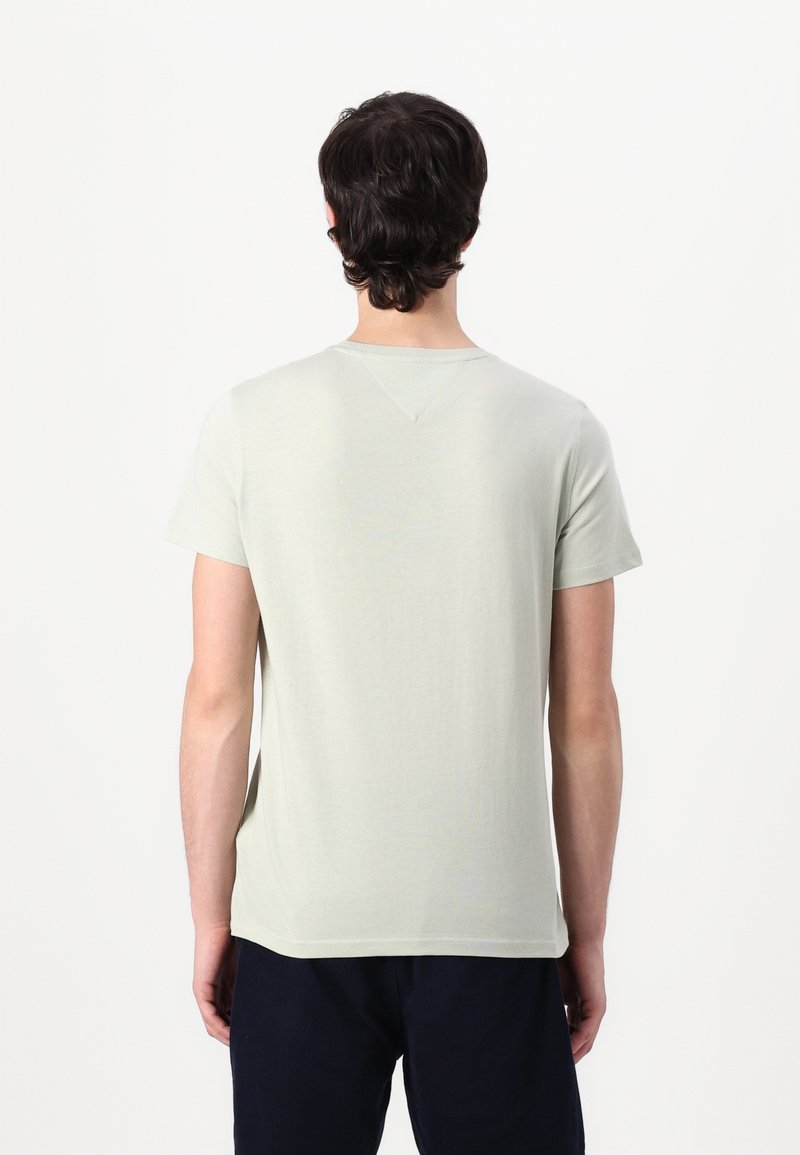 Lysegrøn kortærmet t-shirt i blødt stof, med rund hals og en diskret struktur, med en lige kant og minimalistisk design.