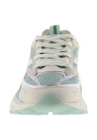 Zapatillas con cordones, con parte superior de malla en un color beige claro y verde menta, que cuentan con una suela translúcida en verde menta y detalles texturizados.