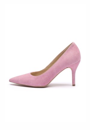 Roze suède pump met puntige neus, strak ontwerp en 3-inch naaldhak. Gladde textuur, zonder zichtbare patronen of accenten.