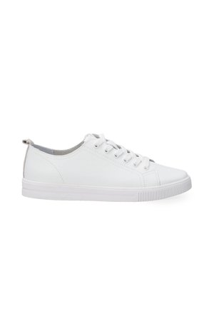 Weiße Leder-Sneaker mit runder Zehenform, flacher Sohle und sechs Ösen. Mit einem kleinen grauen Akzenttab an der Ferse und einer strukturierten Gummisohle.