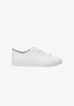Witte leren sneaker met ronde neus, platte zool en zes veterogen. Bevat een kleine grijs accent tab aan de hiel en een gestructureerde rubberen zool.