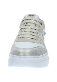 Sneaker grigio chiaro con accenti bianchi, pannello metallico testurizzato, punta tonda e lacci piatti. Presenta imbottitura e suola in gomma.