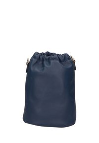 Borsa a secchiello in pelle blu navy con cima arricciata, chiusura a coulisse e hardware dorato. Texture liscia e forma arrotondata.