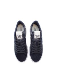 Marinblå sneakers med överdel av mocka och vävt textil, som har vit gummisula, snörning och logotyp på tungan.