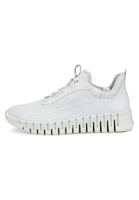 Vit sneakers med ovandel i mesh och slät läder, texturerad sula och breda gummitrampar. Utrustad med snörning och en dragflik bak.