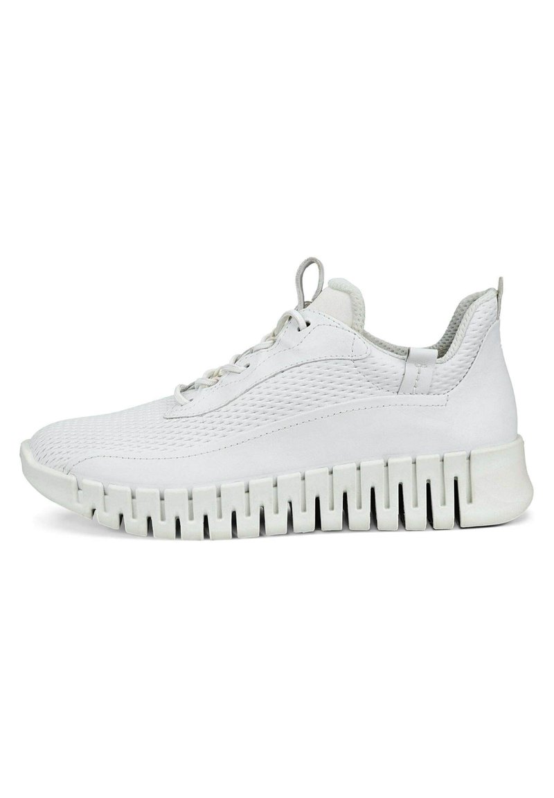 Vit sneakers med ovandel i mesh och slät läder, texturerad sula och breda gummitrampar. Utrustad med snörning och en dragflik bak.