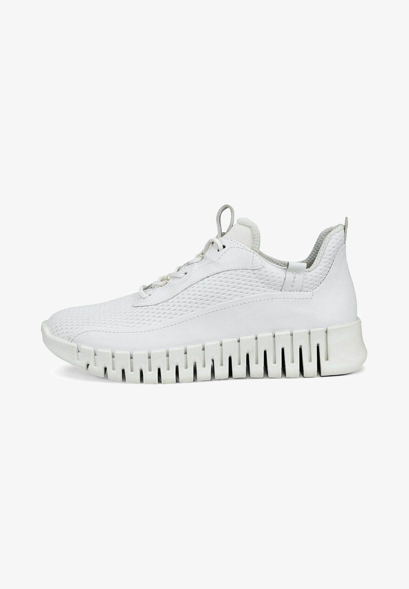 Sneaker bianco con tomaia in rete e pelle liscia, suola testurizzata e ampi battistrada in gomma. Presenta lacci e un taschino sul retro.