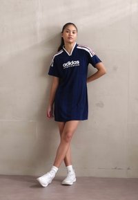 adidas Sportswear TIRO CUT STRIPES TSHIRT DRESS - Jerseyklänning - team navy blue/white/better scarlet