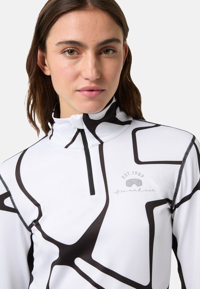 Pull à manches longues, col montant avec zip, en blanc, avec un motif abstrait noir et des détails de logo. Fabriqué en tissu lisse et léger.