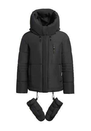 Mustat pehmeät takit korkealla kauluksella, säädettävillä nyöreillä ja vetoketjullisella taskulla. Mukana mustat lapaset.