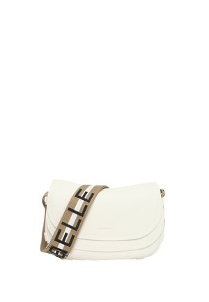 Borsa a tracolla bianca in pelle con patta curvata, caratterizzata da una superficie texturizzata e una tracolla beige con lettering nero, "SHELLE."