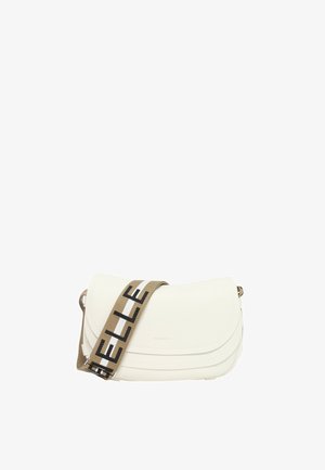 Borsa a tracolla bianca in pelle con patta curvata, caratterizzata da una superficie texturizzata e una tracolla beige con lettering nero, "SHELLE."