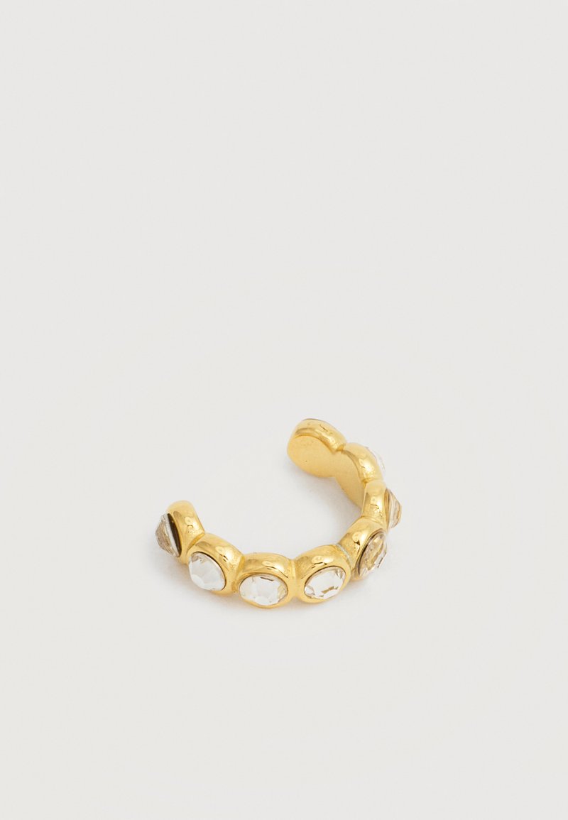 Ανοικτό δαχτυλίδι σε χρυσό τόνο με πέντε στρογγυλές διαφανείς πέτρες τοποθετημένες ομοιόμορφα γύρω από την μπάντα, απεικονιζόμενο σε απλό λευκό φόντο.