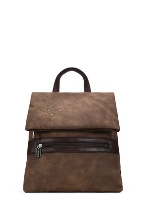 Mochila de imitación de cuero marrón con una tapa plegable, que presenta bordados florales y un bolsillo frontal con cremallera y herrajes de acento en marrón.