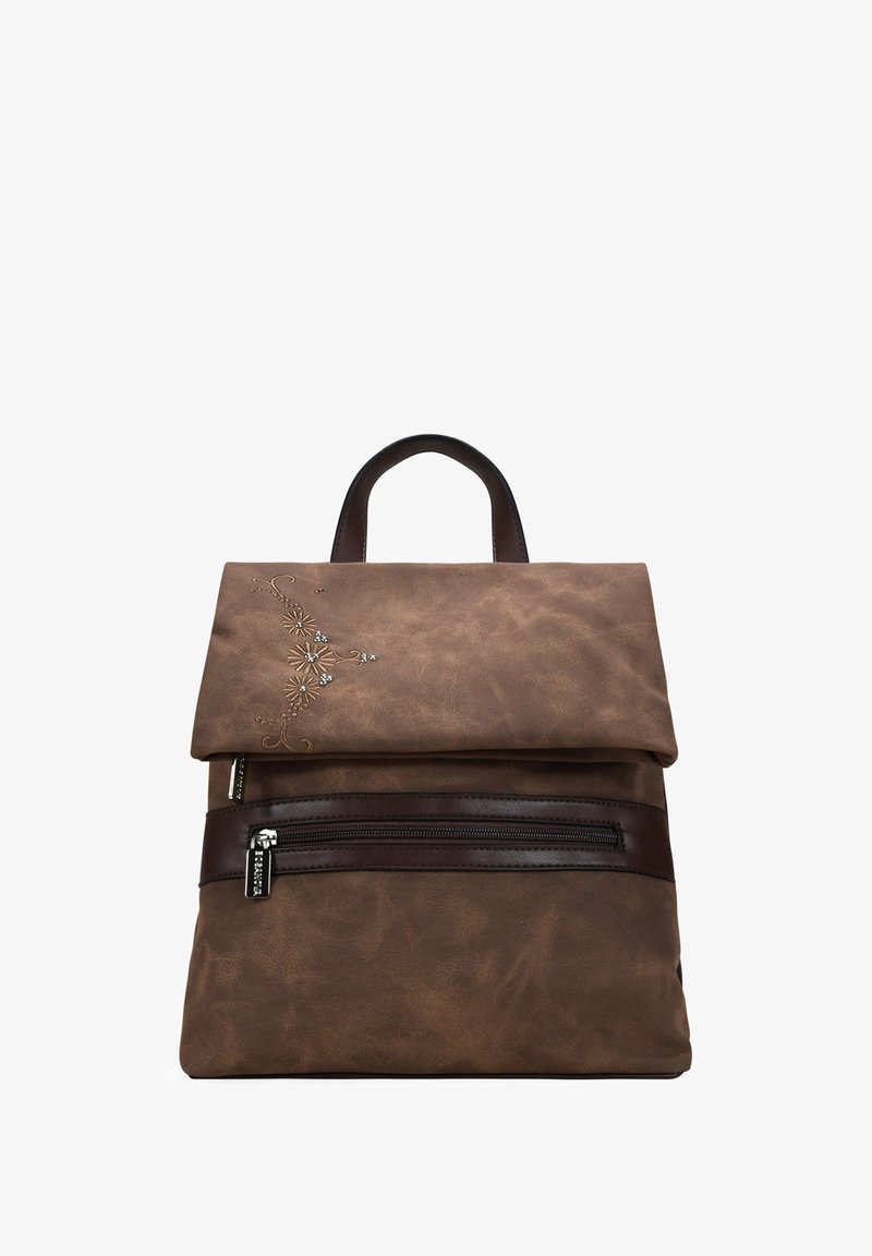 Mochila de imitación de cuero marrón con una tapa plegable, que presenta bordados florales y un bolsillo frontal con cremallera y herrajes de acento en marrón.