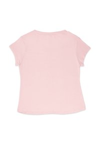 Różowa koszulka z krótkim rękawem o okrągłym dekolcie, gładkiej teksturze i prostym dole. Prosty i nieozdobiony design do codziennego noszenia.