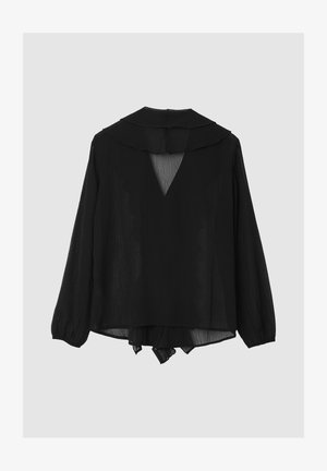Blouse en chiffon noir à manches longues, grand col et découpe en V dans le dos. Texture légère et transparente, coupe ample.