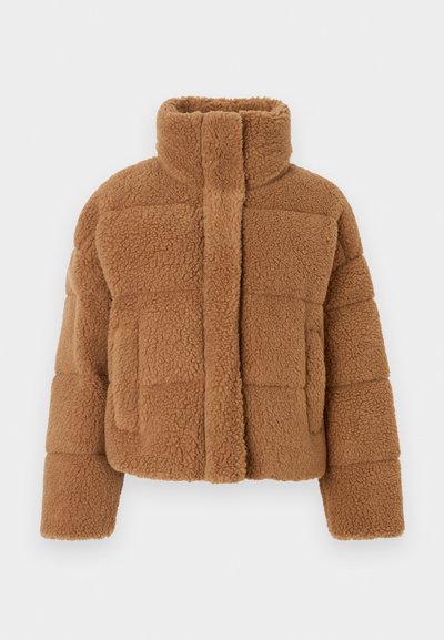 Braune Fleecejacke mit hohem Kragen, gestepptem Design und strukturierter Oberfläche. Verfügt über einen Frontverschluss und leicht übergroße Ärmel.